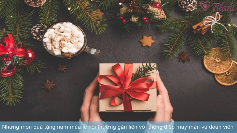 Những món quà tặng nam mùa lễ hội thường gắn liền với thông điệp may mắn và đoàn viên.