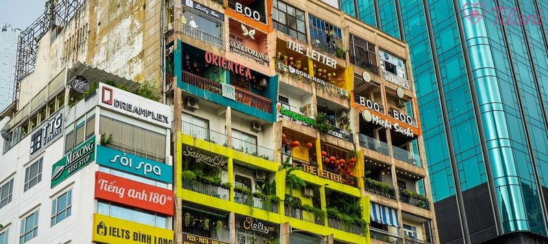 Apartment Cafe tái hiện không gian Sài Gòn xưa – nơi lý tưởng để hẹn hò trong bầu không khí hoài niệm.