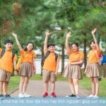 Trải nghiệm giáo dục như trại hè, tour đại học hay tình nguyện giúp con trai phát triển toàn diện.