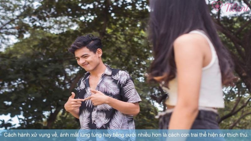 Cách hành xử vụng về, ánh mắt lúng túng hay tiếng cười nhiều hơn là cách con trai thể hiện sự thích thú.