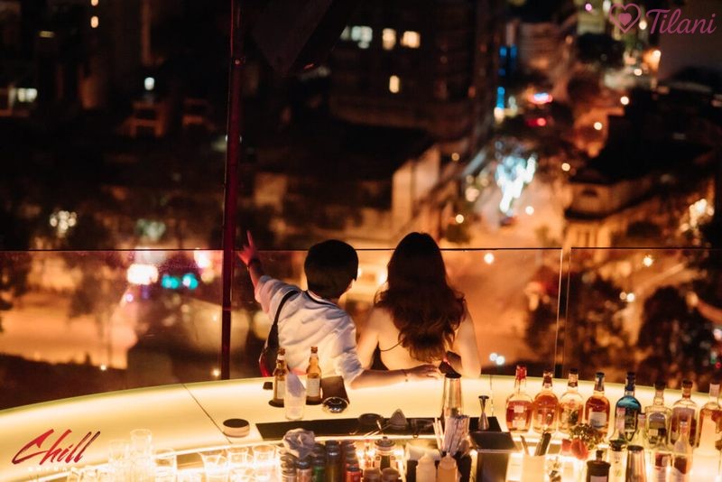 Chill Skybar vào giờ vàng mang đến không gian riêng sang trọng với mức giá dễ tiếp cận cho các cặp đôi.