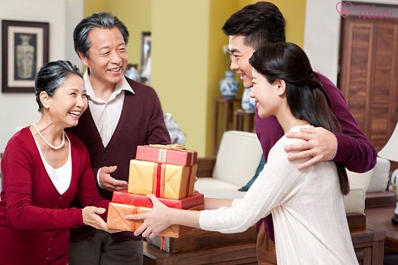 Mẹo tiết kiệm khi mua quà tết tặng nhà người yêu